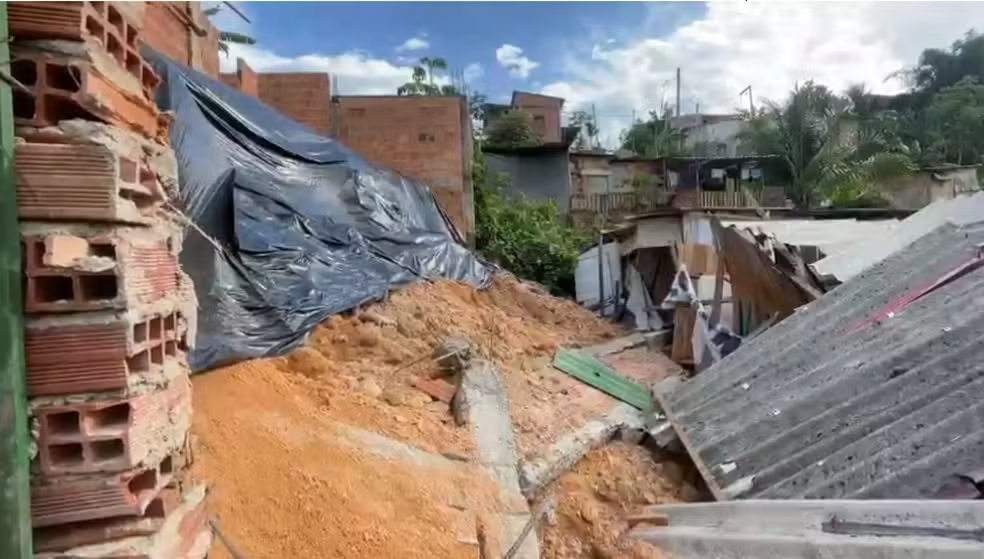 Muro desaba e causa destruição em comunidade na Zona Leste de Manaus