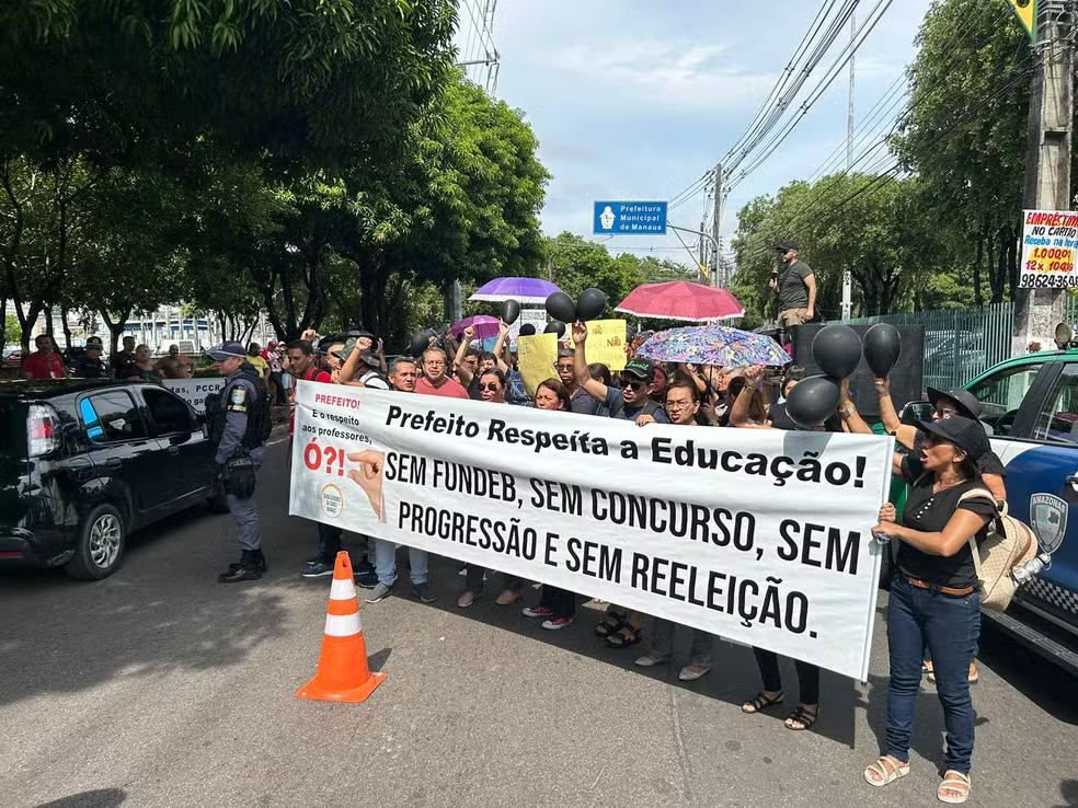 Prefeitura de Manaus usa verba do Fundeb em despesas de pessoal e escolares, alega após manifestação de professores.