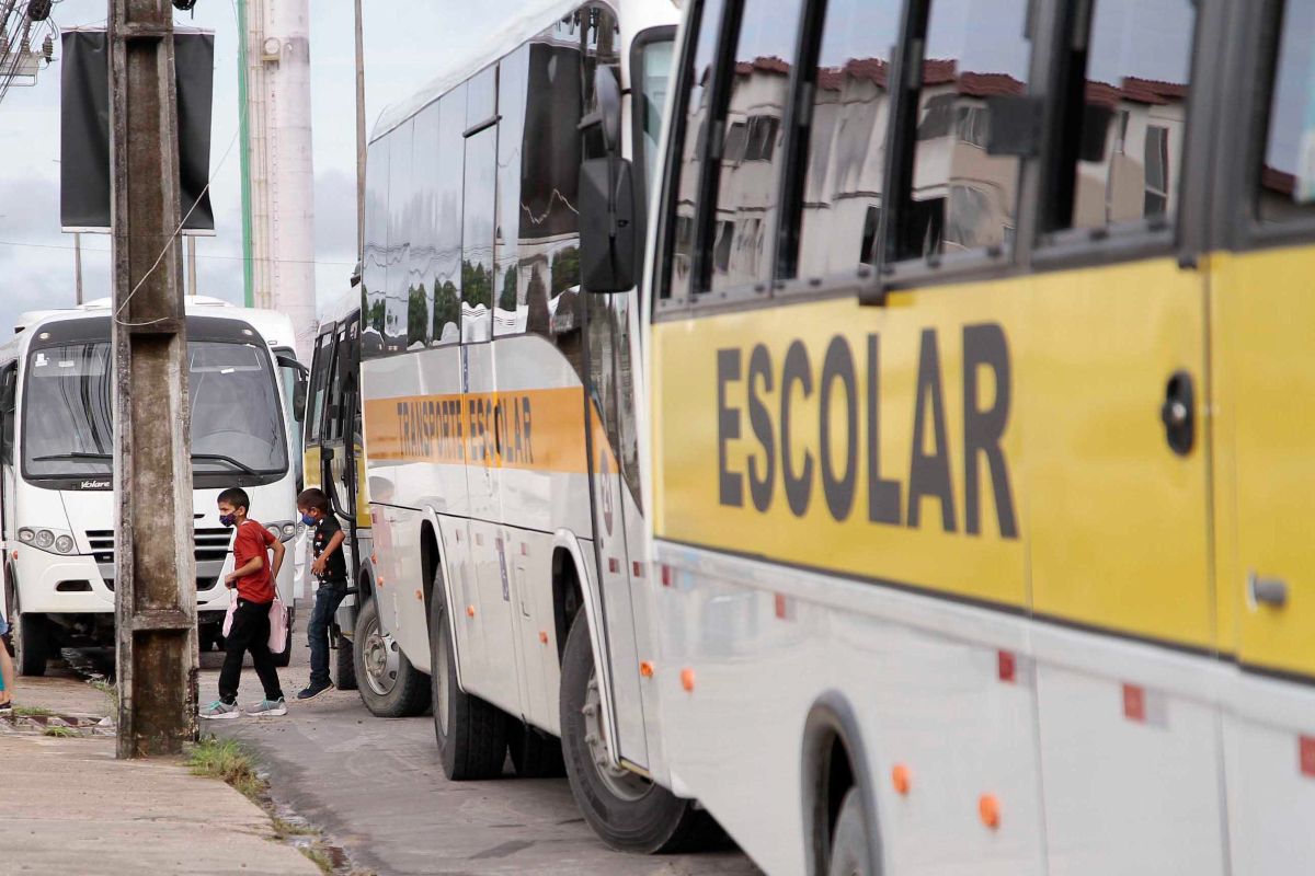 Atenção dos pais e responsáveis: contratar transporte escolar em Manaus exige cuidado e atenção.