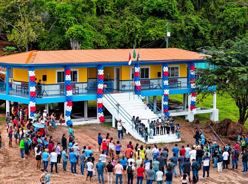 Prefeito Bi Garcia inaugura nova escola de alvenaria em Várzea de Parintins