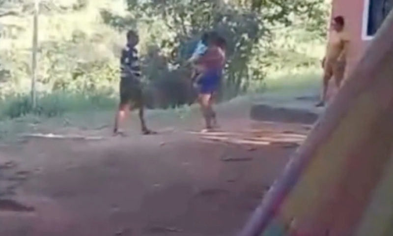 Vizinho registra momento chocante: homem agride esposa na presença de uma criança; assista ao vídeo