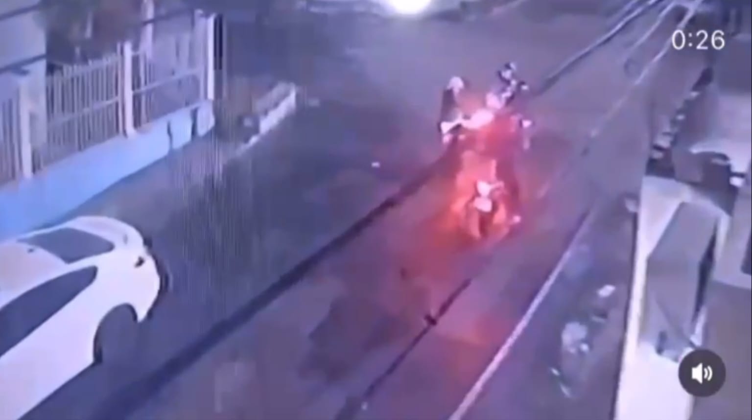 Assaltantes armados roubam moto de casal em Manaus; assista ao vídeo.