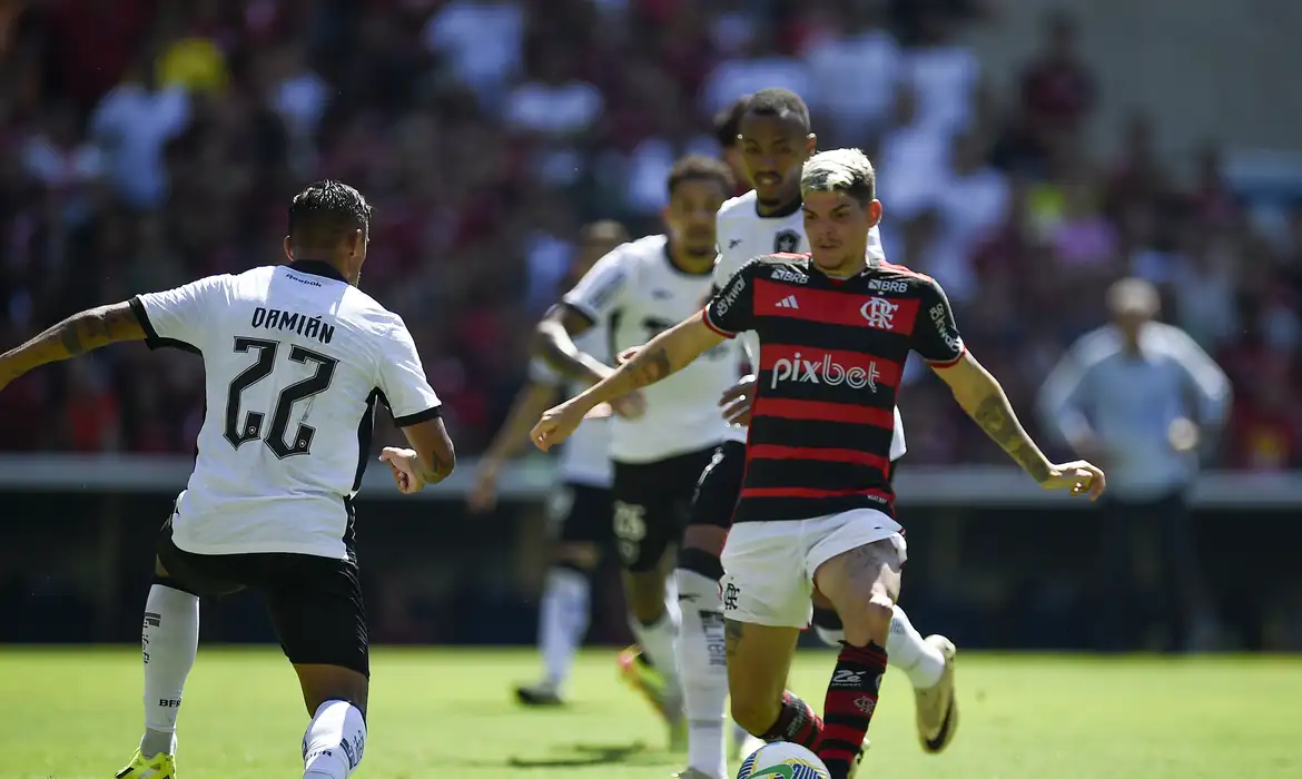 Botafogo ganha de Flamengo por 2 a 0 no Maracanã.