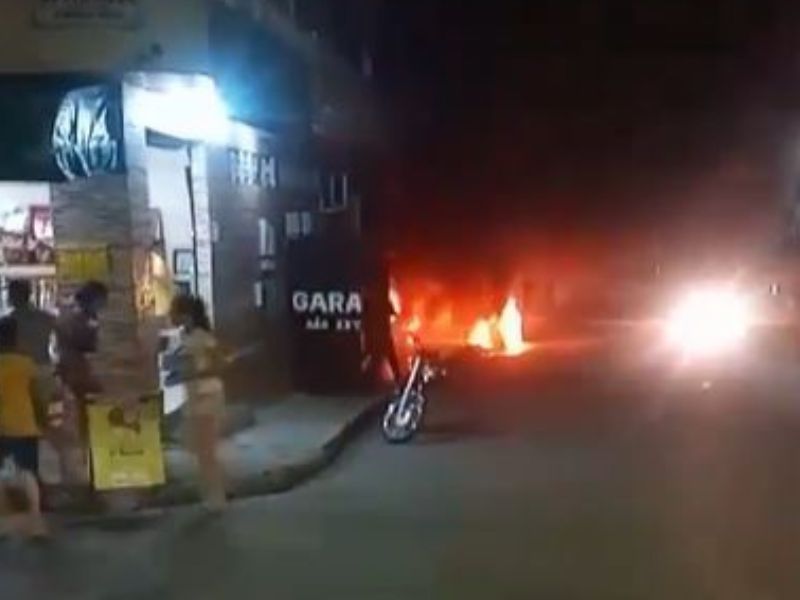 Depósito de sucatas pega fogo e ameaça casas em Manaus: Vídeo mostra incêndio