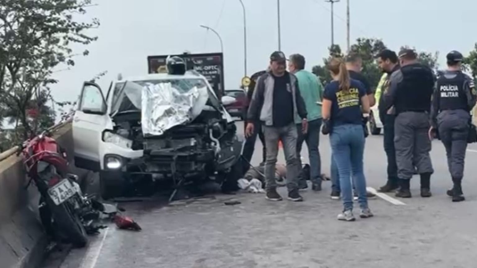 Mototaxista morre em Manaus após invasão de carro na contramão de viaduto