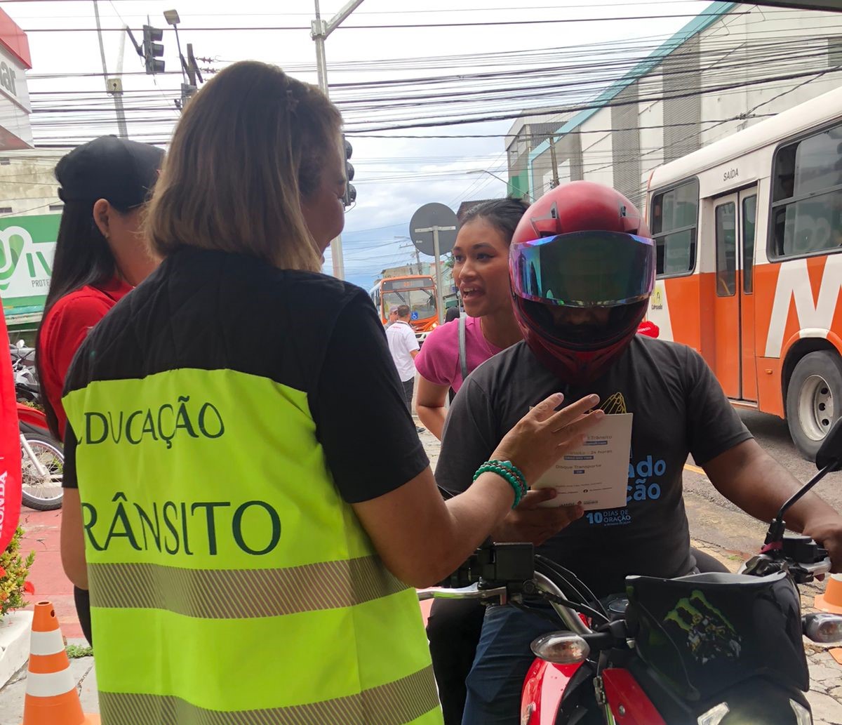 Prefeitura promove ação de conscientização para motociclistas.