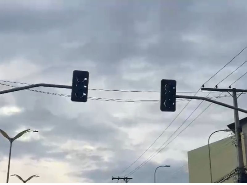 Semáforos desligados em Manaus geram pânico: Vídeo questiona ‘Fim do mundo?’