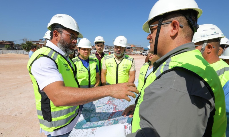 Governador Wilson Lima avalia progresso das obras do primeiro conjunto habitacional da comunidade da Sharp