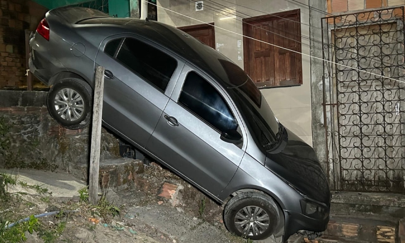 Motorista se sente mal e veículo despenca em barranco no Tancredo Neves