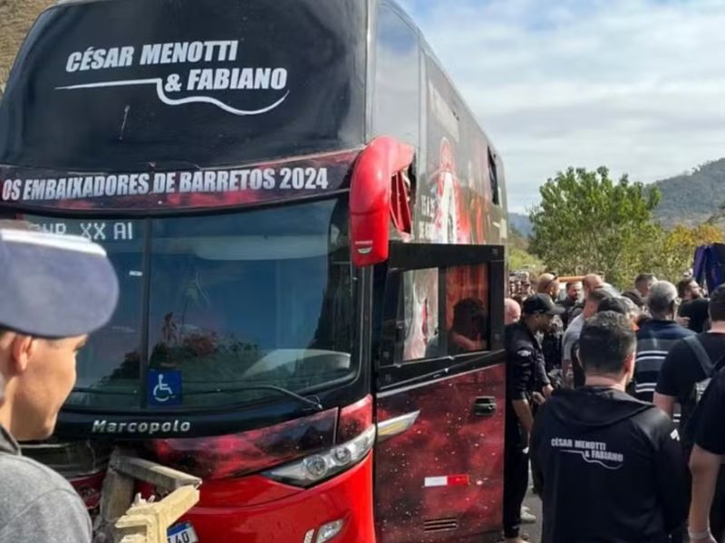 Ônibus de César Menotti e Fabiano sofre acidente na BR-262