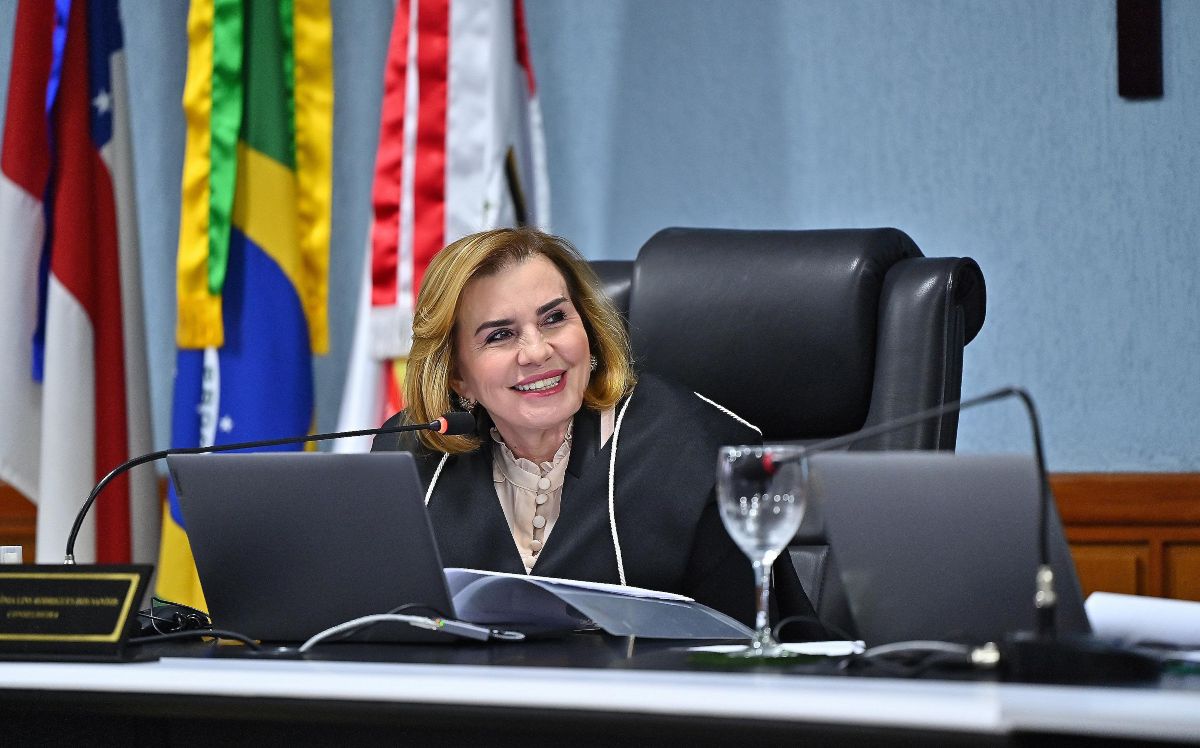 Presidente do TCE-AM, Yara Lins, concede medalhas do Colar do Mérito de Contas