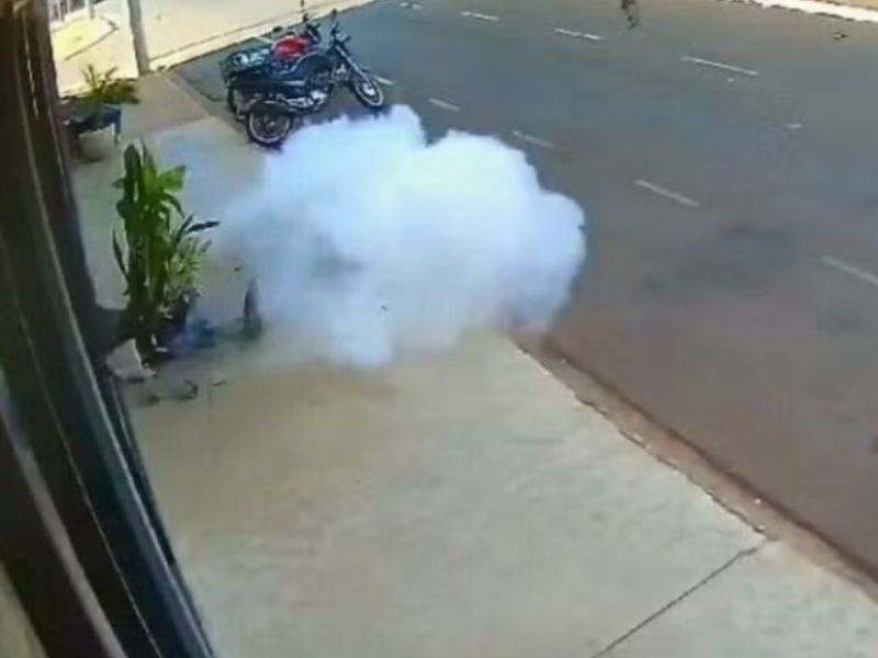 VÍDEO: Perseguidor lança explosivo em frente a pet shop da ex; perseguição dura 7 anos