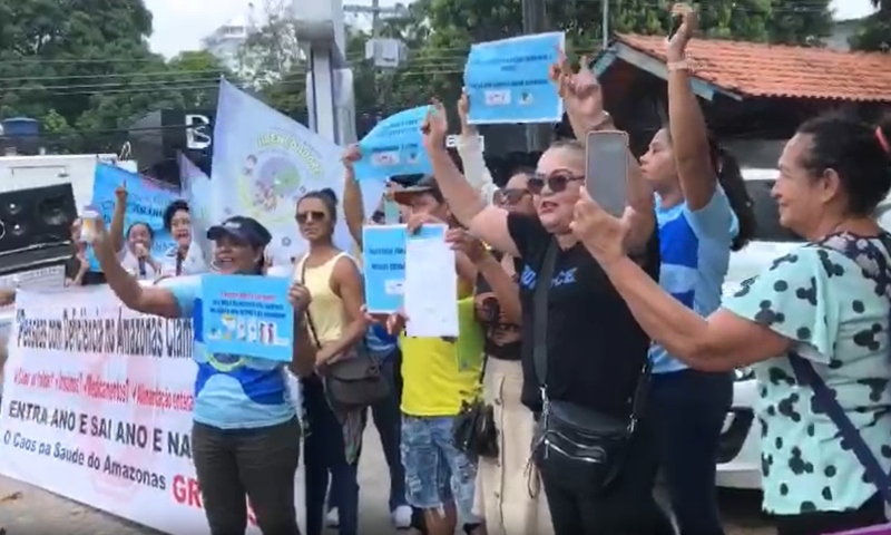 Pais e mães de crianças com deficiência fazem protesto em frente ao CEMA