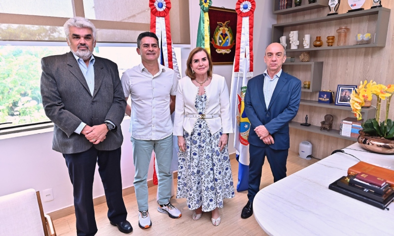 David Almeida, prefeito, visita presidente do TCE-AM Yara Lins e conselheiros após ser reeleito