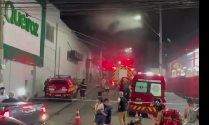 Fogo de grande intensidade consome Loja Queiroz na Avenida Constantino Nery; confira vídeos