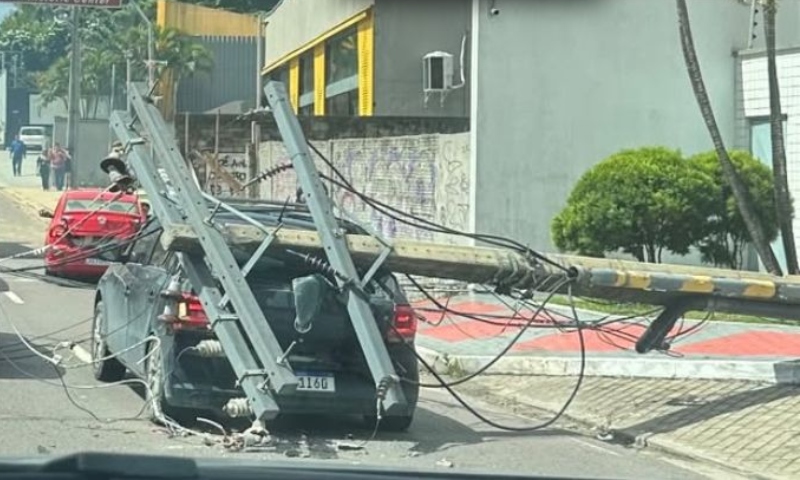 Última Hora: Poste despenca sobre veículo no conjunto Vieiralves; confira o vídeo