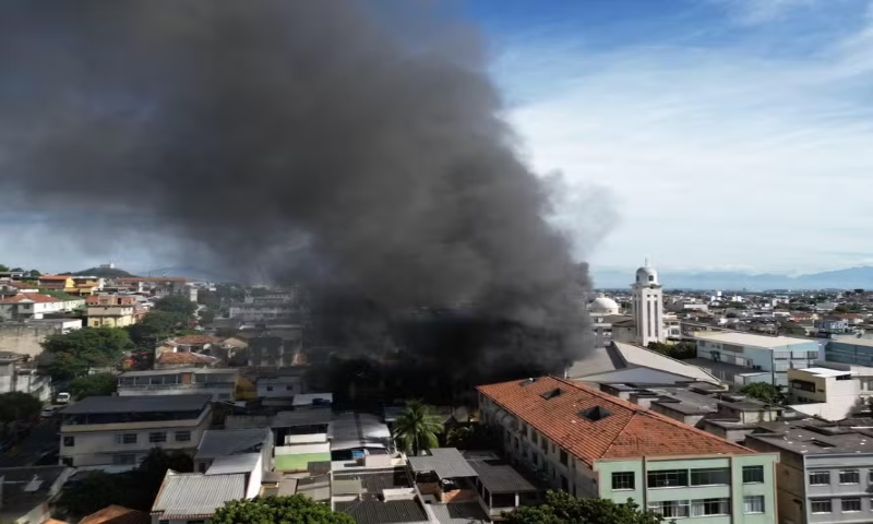 Uma das vítimas do incêndio em fábrica de fantasias não resiste e morre