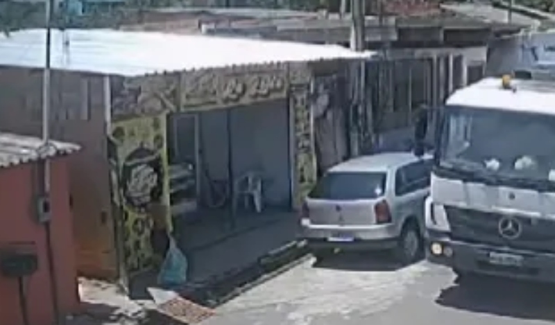 Alerta: caminhão de lixo atropela menina em Manaus; assista ao vídeo