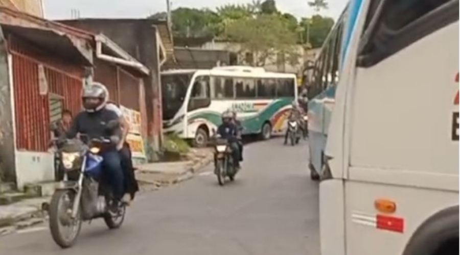 Ônibus perde controle e colide com residência familiar no bairro Nova Vitória; assista ao vídeo